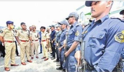 పటిష్ట భద్రతలో  రైల్వేస్టేషన్
