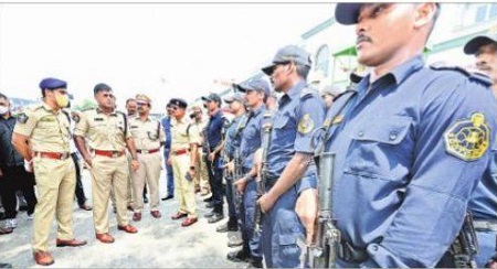 పటిష్ట భద్రతలో  రైల్వేస్టేషన్