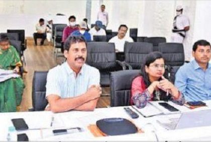 ఇళ్ల నిర్మాణానికి లబ్ధిదారులను ప్రోత్సహించాలి