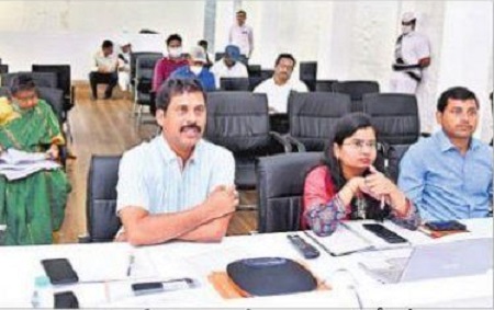 ఇళ్ల నిర్మాణానికి లబ్ధిదారులను ప్రోత్సహించాలి