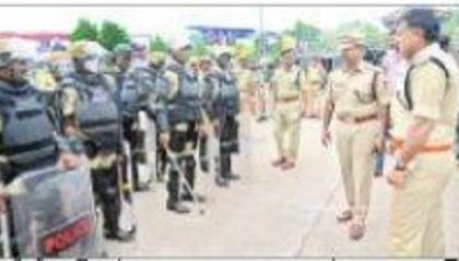 రైల్వేస్టేషన్ వద్ద భారీగాపోలీసు బలగాలు
