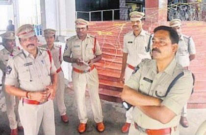 కొనసాగుతున్న పోలీస్ పహరా