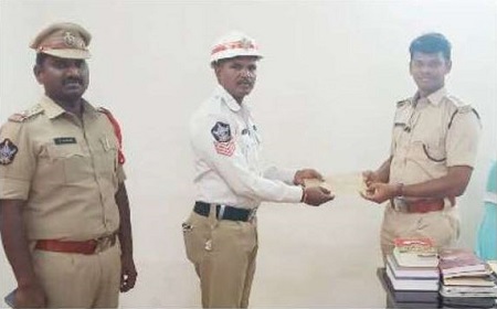 ట్రాఫిక్ హెడ్ కానిస్టేబుల్ కు నగదు రివార్డు
