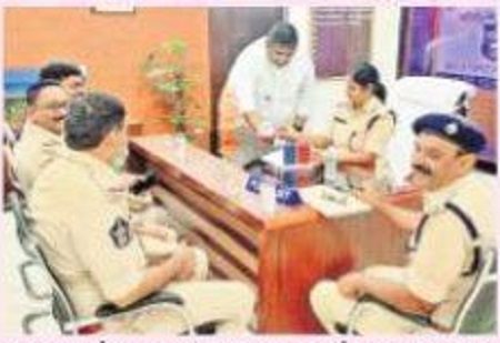 పేట పోలీస్ స్టేషన్ తనిఖీ
