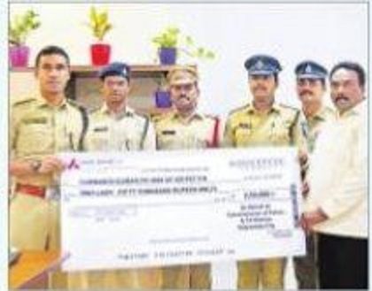 కానిస్టేబుల్ కుటుంబానికి ఆర్ధిక సాయం