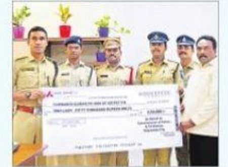 కానిస్టేబుల్ కుటుంబానికి ఆర్ధిక సాయం