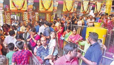 ఇంద్రకీలాద్రిపై భక్తుల రద్దీ