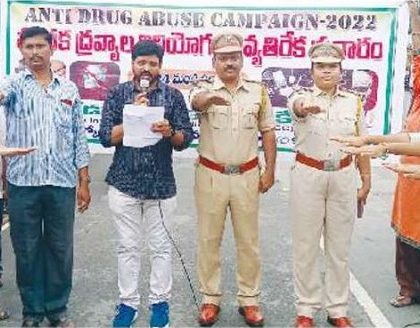 మాదకద్రవ్యాల పట్ల విద్యార్ధులు అప్రమత్తంగా ఉండాలి