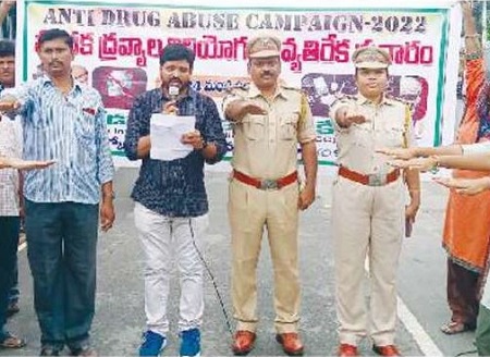 మాదకద్రవ్యాల పట్ల విద్యార్ధులు అప్రమత్తంగా ఉండాలి