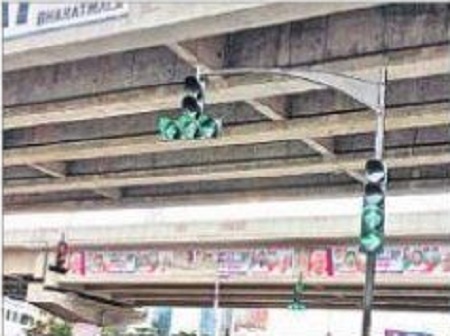 బెంజిసర్కిల్ లో ట్రాఫిక్ సిగ్నల్ లైట్లు ఏర్పాటు