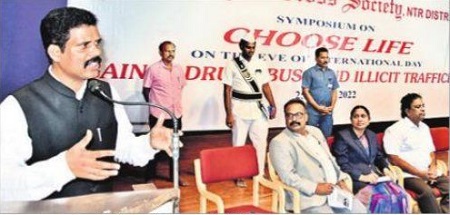 యువత డ్రగ్స్ జోలికి వెళ్లొద్దు