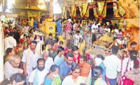 భక్తులతో కిటకిటలాడిన ఇంద్రకీలాద్రి