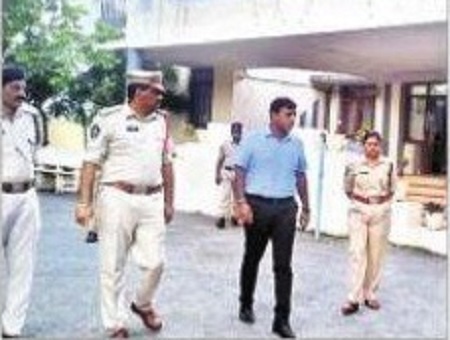 పోలీస్ స్టేషన్ ను తనిఖీచేసిన సీపీ