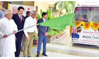 సంచార రక్తదాన  వాహనాలను ప్రారంభించిన  గవర్నర్