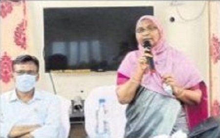 ప్రభుత్వ పాఠ్య పుస్తకాలతోనే బోధించాలి
