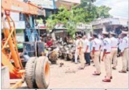 డిస్పోజల్ రోడ్డులో ఆక్రమణల తొలగింపు