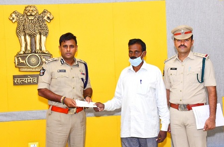 హోంగార్డు కుటుంబానికి ఆర్థికసాయం