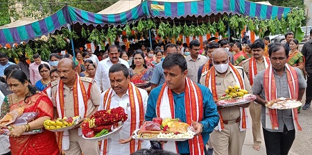 అమ్మవారికి ఆషాడం సారే సమర్పించిన నగర్ పోలీస్ కమీషనర్ శ్రీ కాంతి రాణా టాటా, ఐ.పి.యస్.,గారు.