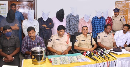 నకిలీ కరెన్సీ చలామణి చేస్తున్న అంతర్రాష్ట్ర ముఠా అరెస్ట్