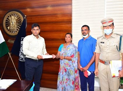 అనారోగ్యంతో మృతి చెందిన హోంగార్డు కుటుంబానికి ఆర్థిక సహాయం అందించిన పోలీస్ కమీషనర్ శ్రీ కాంతి రాణా టాటా, ఐ.పి.ఎస్., గారు