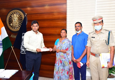 అనారోగ్యంతో మృతి చెందిన హోంగార్డు కుటుంబానికి ఆర్థిక సహాయం అందించిన పోలీస్ కమీషనర్ శ్రీ కాంతి రాణా టాటా, ఐ.పి.ఎస్., గారు