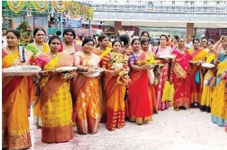 భారీగా అమ్మవారికి  ఆషాడం సారె