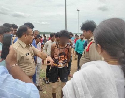 ఎలక్ట్రికల్ టవర్ పైకి ఎక్కిన వ్యక్తిని చాక చక్యంగా క్రిందకు దించిన పోలీసులు