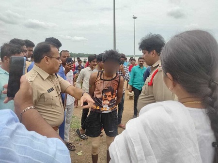 ఎలక్ట్రికల్ టవర్ పైకి ఎక్కిన వ్యక్తిని చాక చక్యంగా క్రిందకు దించిన పోలీసులు