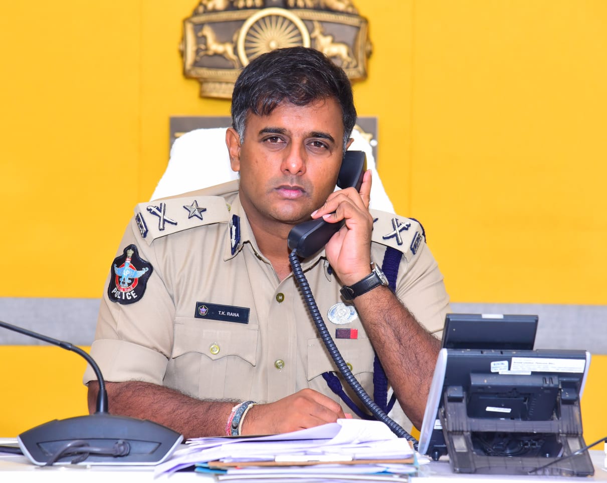 "డయల్  యువర్  పోలీస్ కమీషనర్ " కార్యక్రమంను నిర్వహించిన పోలీస్ కమీషనర్,  శ్రీ కాంతి రాణా టాటా, ఐ.పి.యస్. గారు.