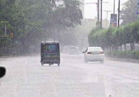 బ్యారేజీపై సందర్శకుల సందడి