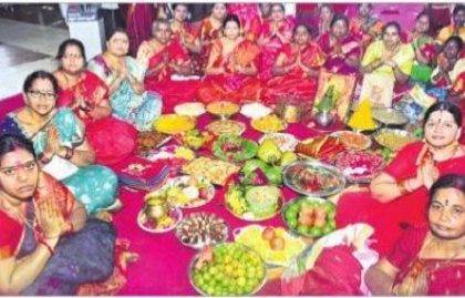 దుర్గమ్మకు ఆషాఢ  సారె  సమర్పణ