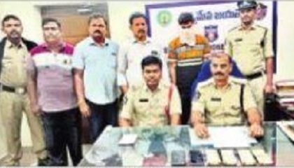 అమ్మాయిలను సరఫరా చేస్తామంటూ...