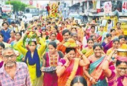 దుర్గమ్మ దర్శనానికి పోటెత్తిన భక్తులు