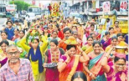 దుర్గమ్మ దర్శనానికి పోటెత్తిన భక్తులు