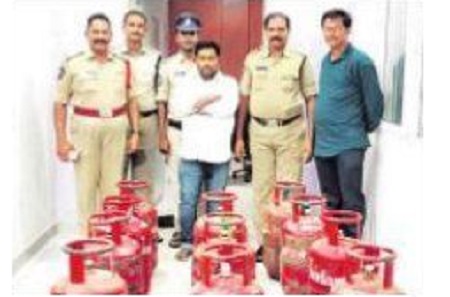 గ్యాస్ సిలిండర్ల దొంగ అరెస్ట్