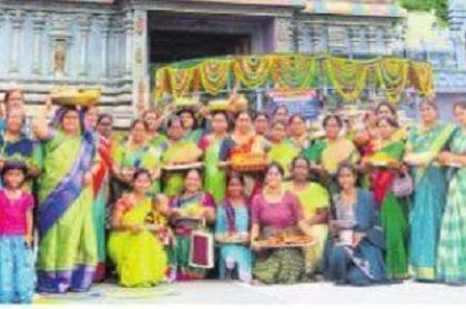 ఆడపడుచుల ఆడంబరం