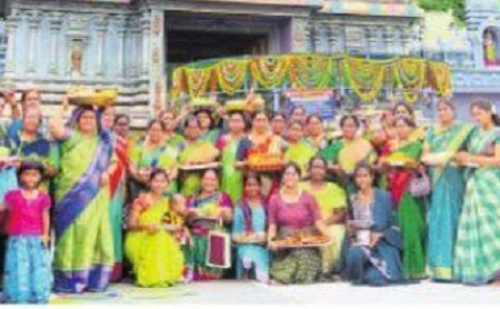 ఆడపడుచుల ఆడంబరం