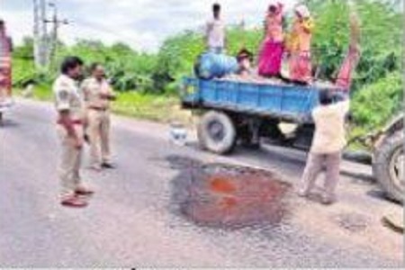 జాతీయ రహదారిపై గోతుల పూడ్చివేతకు చర్యలు