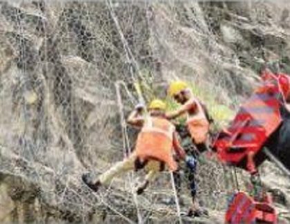 ఘాట్ రోడ్డులో రాక్ మెటిగేషన్ పనులు