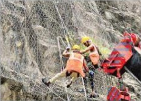 ఘాట్ రోడ్డులో రాక్ మెటిగేషన్ పనులు