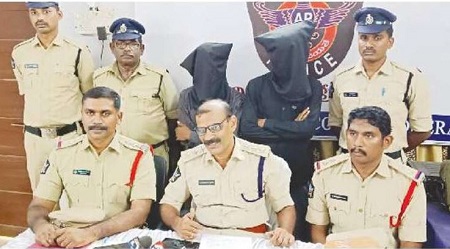 గంజాయి విక్రయిస్తున్న ఇరువురి అరెస్టు, కేజీన్నర గంజాయి, బైకు స్వాధీనం: ఏసీపీ నాగేశ్వరరెడ్డి