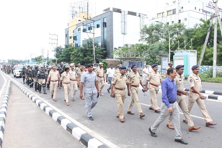 నగరంలో పోలీసుల ఫ్లాగ్ మార్చ్