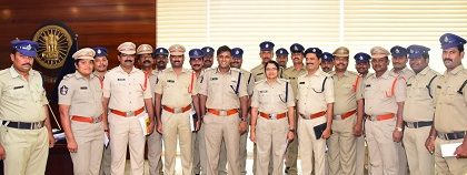 పోలీస్ అధికారులకు రివార్డు