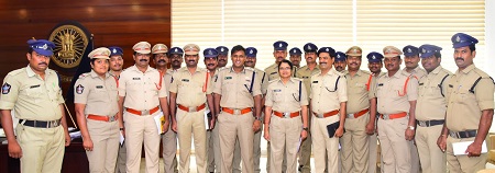 పోలీస్ అధికారులకు రివార్డు