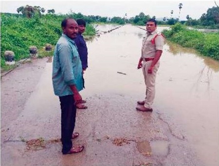 భారీ వర్షానికి బ్రిడ్జి వద్ద ముందస్తు బందోబస్తు