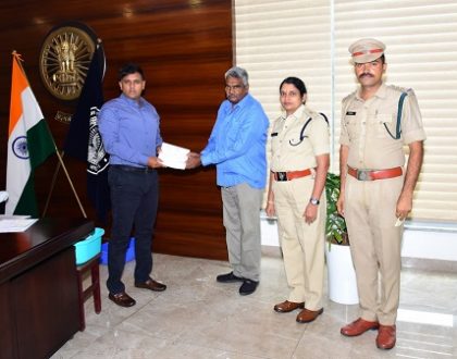 రిటైర్డ్ హోం గార్డ్‌కు రూ.5 లక్షల చెక్కు అందజేత