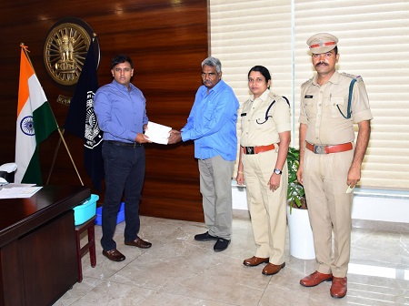 రిటైర్డ్ హోం గార్డ్కు రూ.5 లక్షల చెక్కు అందజేత