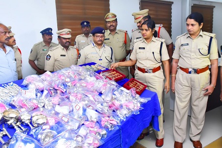 ఘరానా దొంగలు అరెస్ట్