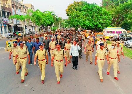 నగరంలో పోలీసుల ఫ్లాగ్ మార్చ్