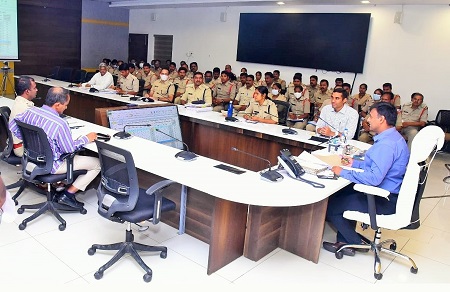 పెండింగ్ కేసులపై దృష్టి పెట్టండి